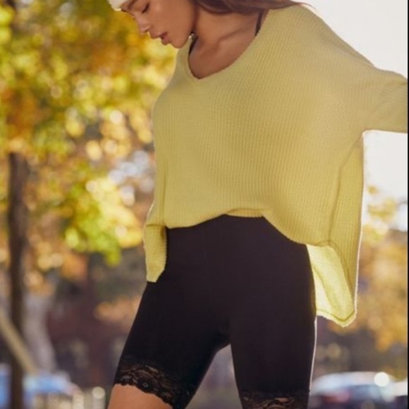 URBAN Outfitters Super Soft Citron Oversized Waffle Knit Top NWT - Picture 1 of 10